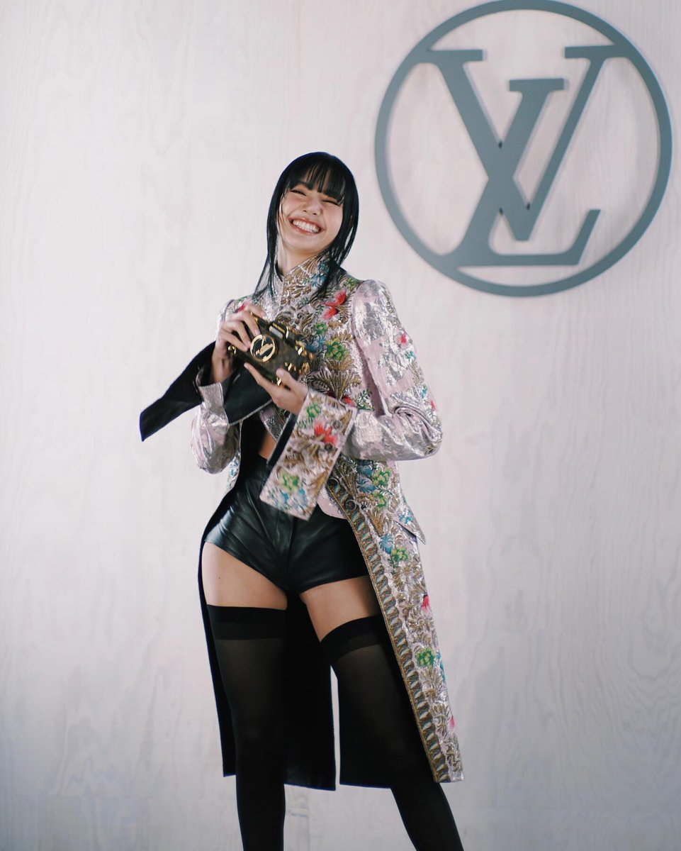 LISANATIONS_'s tweet photo. that's a serve from LALISA. 

LISA X LOUIS VUITTON
#LISAxLVFW24 @LouisVuitton https://t.co/v9s75qy9JY