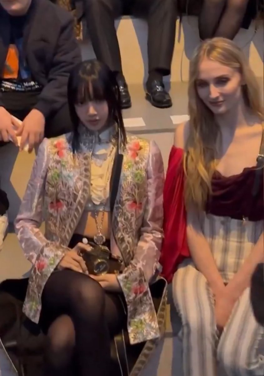 Lisa sitting next to Sophie Turner!