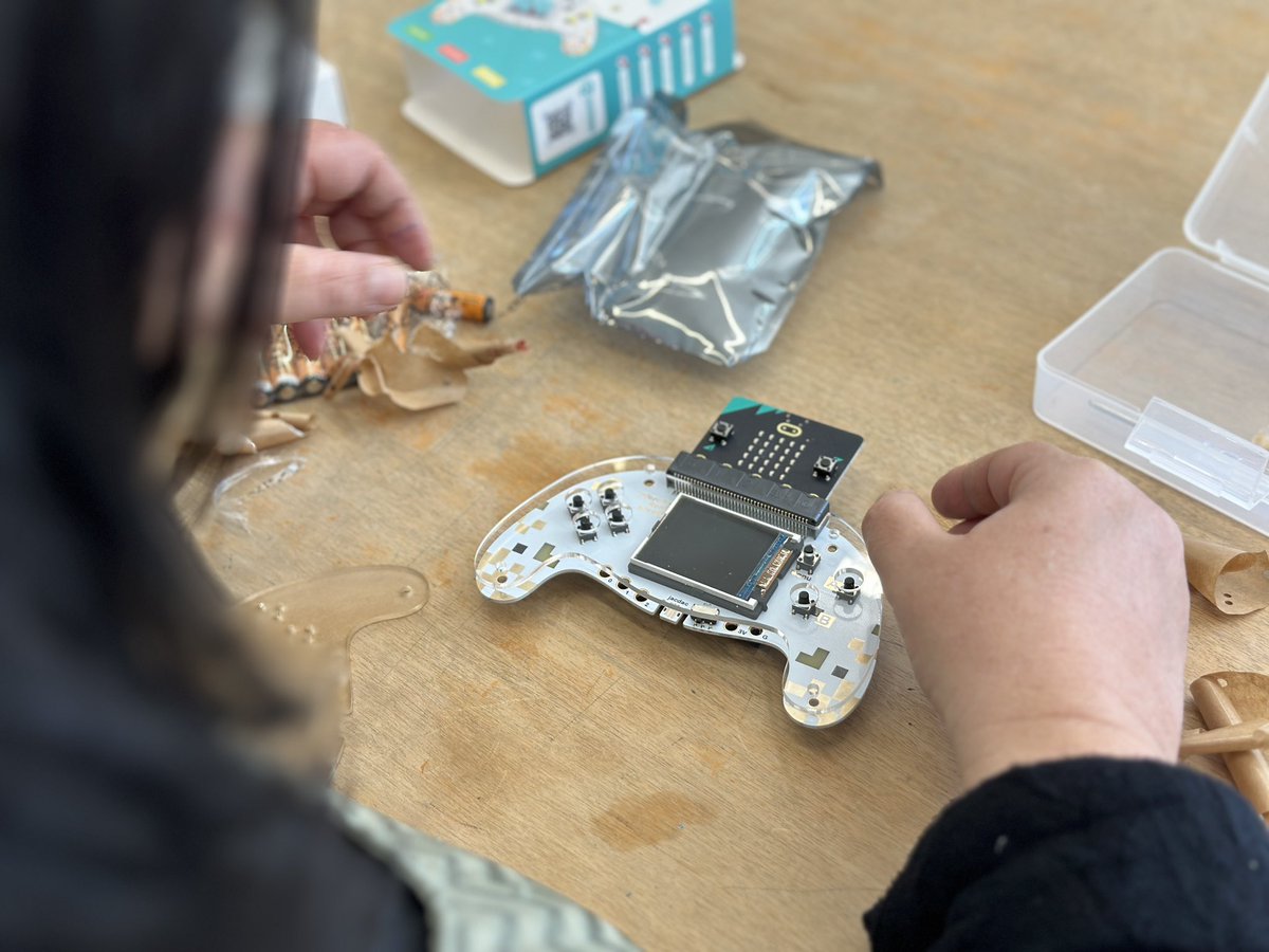 Emocionades per l'arribada del kit del Bibliotech! Gràcies @Make_and_Learn. És genial veure com la tecnologia ens acosta al coneixement de manera pràctica i engrescadora. #Bibliotech #InnovacióBibliotecària @FundacioBofill 📚💡'