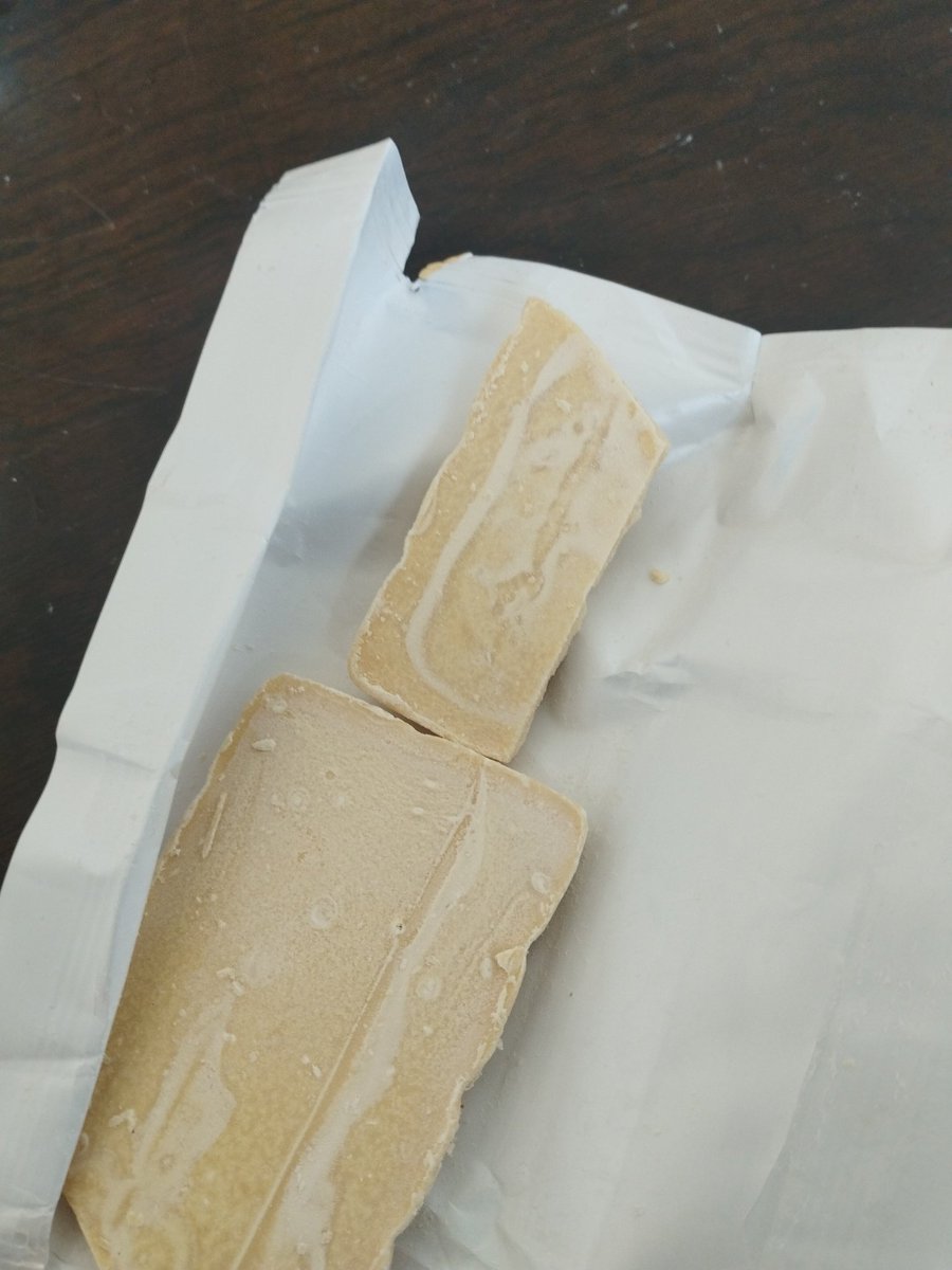 EmiBarreratw's tweet photo. @milka_argentina vende productos en mal estado y no solo que no te quiere reponer el mismo producto, sino que ellos eligen qué producto te van a devolver, sin tener en cuenta que el que pago el producto fuiste vos
 ¡¡UNA VERGUENZA!! https://t.co/EijVzBt42F