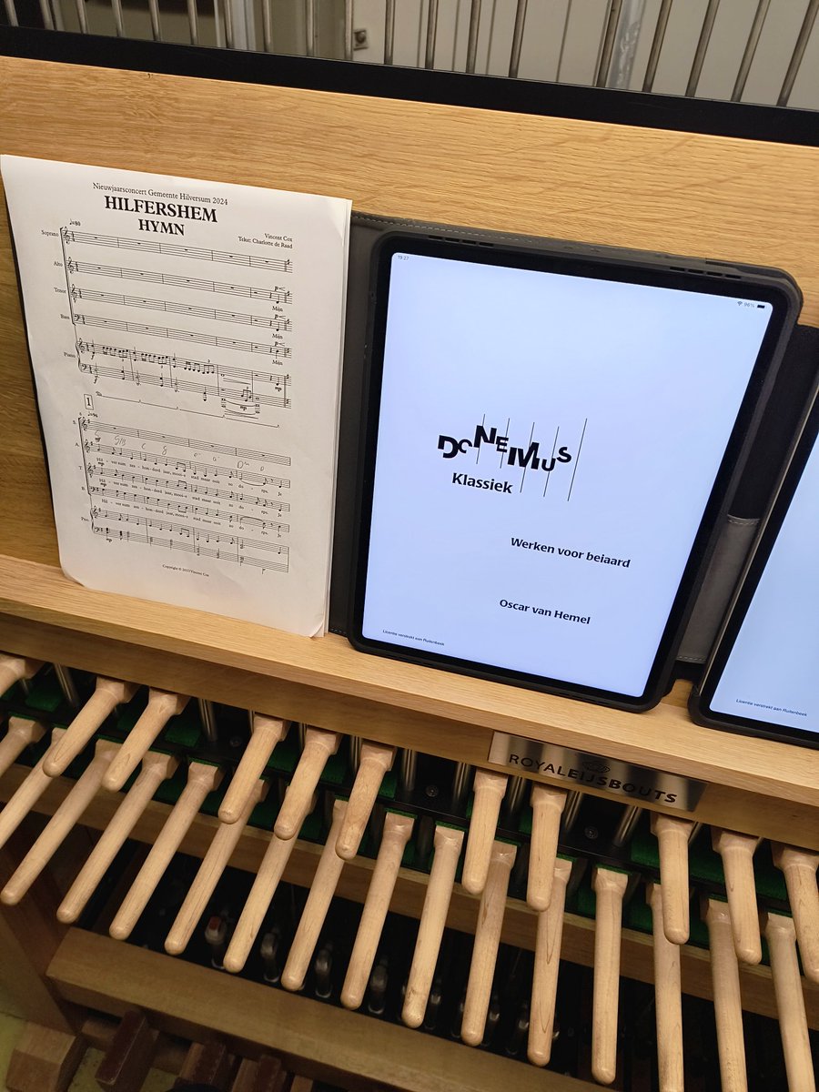 Voorafgaand aan het Raadhuisconcert in de Burgerzaal speelt stadsbeiaardier Wim Ruitenbeek een welkombespeling op het carillon van 19.30 tot 20.10 uur.  In het thema Hilversum600 klinkt natuurlijk muziek van Oscar van Hemel, maar ook de nieuwe Hilfershem Hymn van Vincent Cox.