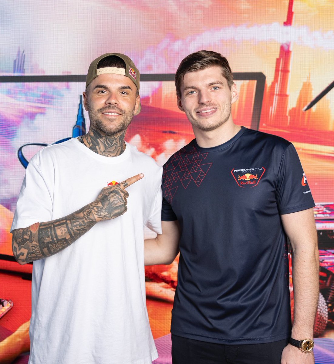 foxgringoCS's tweet photo. Champ champ! 😍 @redbullPOR @redbullgaming @Max33Verstappen ❤️ https://t.co/fKDw8n4cmK
