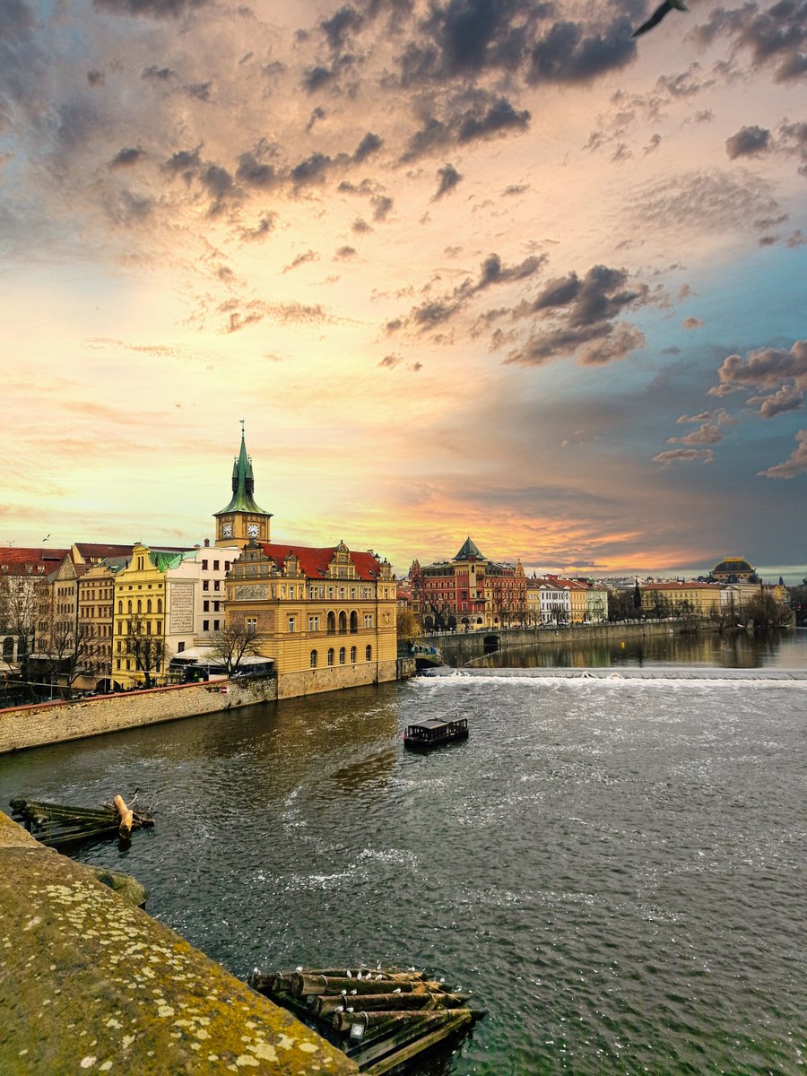 DJairportdisco's tweet photo. View from the bridge.
#prag #prague #viewfromthebridge #karlsbücke #karluvmost #view #bridgeview #praha #prahacity #moldau #travelphotography #travelphoto #afternoon #walk #historic #city #dramaticsky #photooftheday https://t.co/vF8heJKH3m