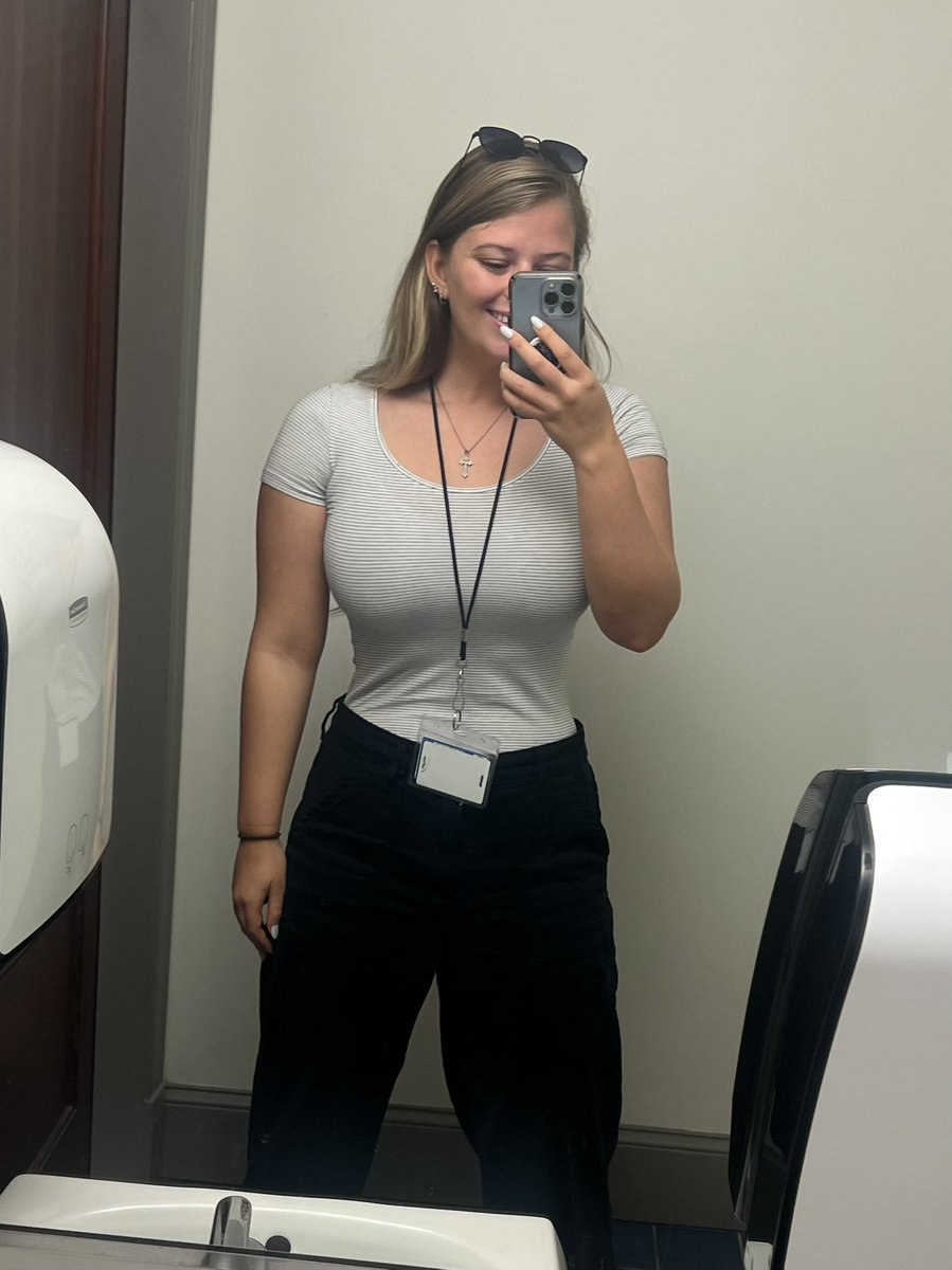 courtneyknill's tweet photo. another dollar, another day of being morbidly obese according to the internet 🙂 https://t.co/NM9dLmVXGc