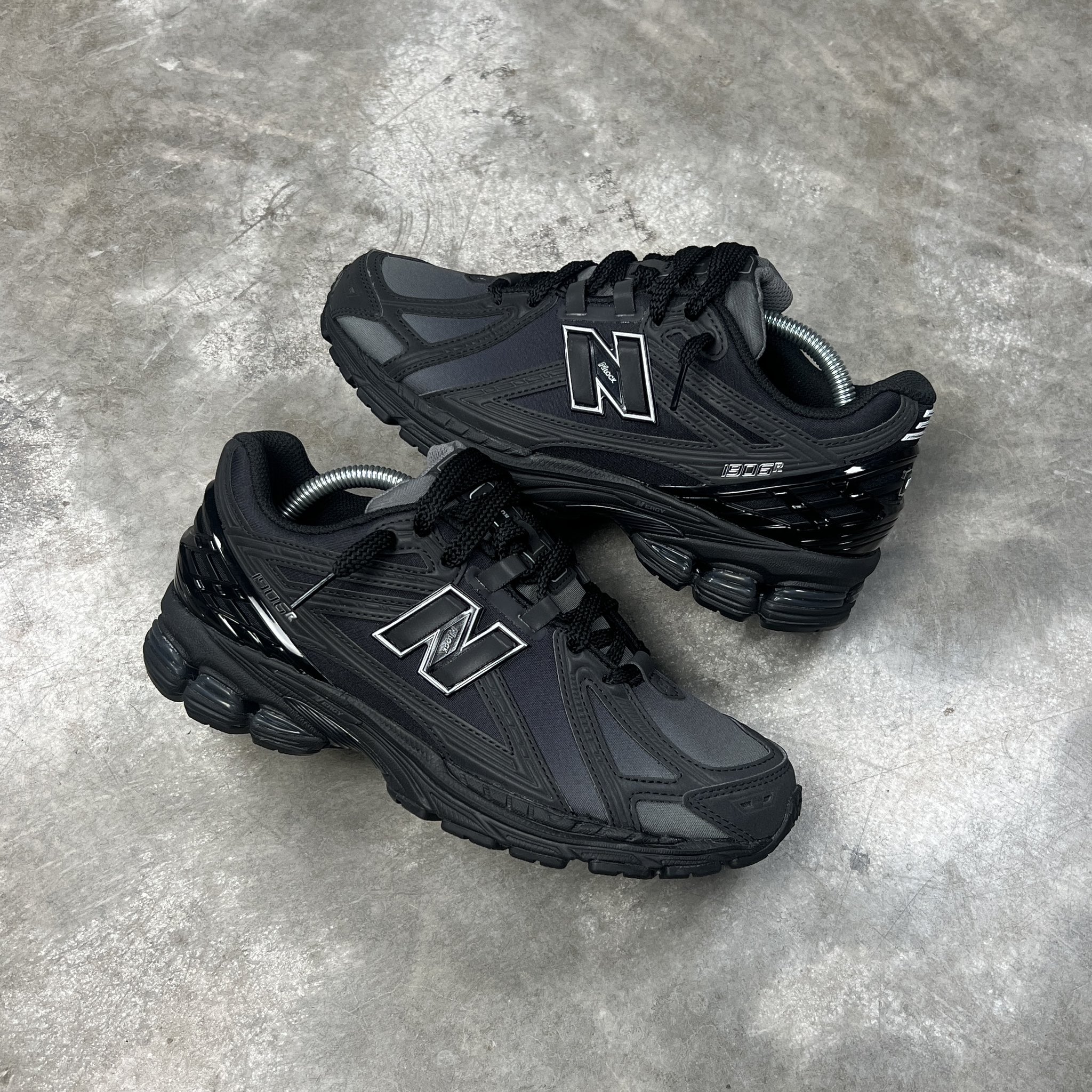 New balance shop 410v5 triple black