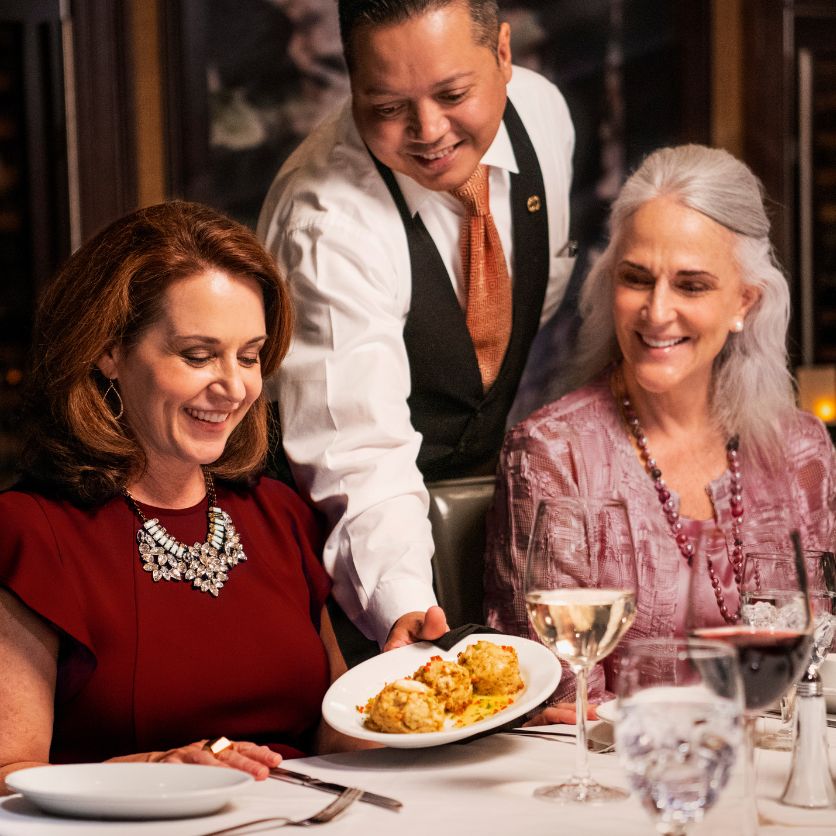 Gather your loved ones and join us this Easter for a heartfelt dining experience at Ruth's Chris! 🐰✨  

Reserve your table now!
ruthschrissteakhouse.ca/edmonton/featu…

#RuthsChrisSteakHouse #yegsteak