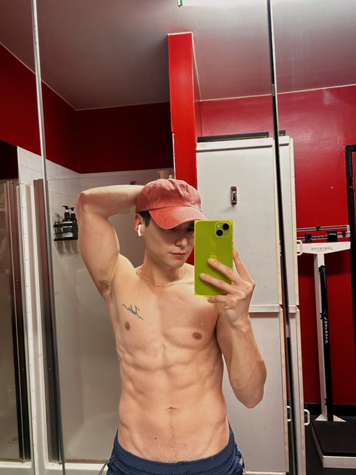 Come get a sniff babe. 😉 https://t.co/PNS5Mpjocm