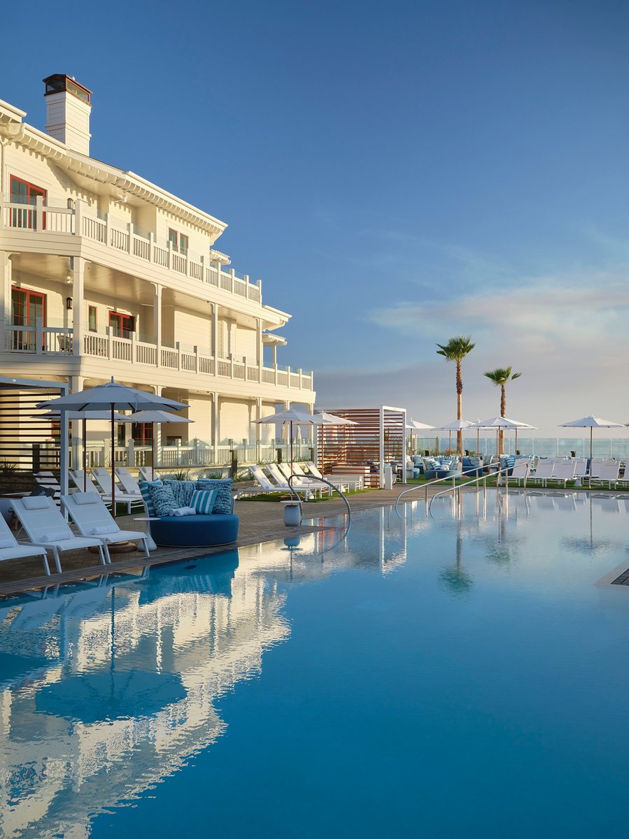 La paz se encuentra al atardecer, nadando en elhotel @delcoronado☀️

#DEL #travel #beach #DelMemories #sea #vacations #pool #sand #traveler