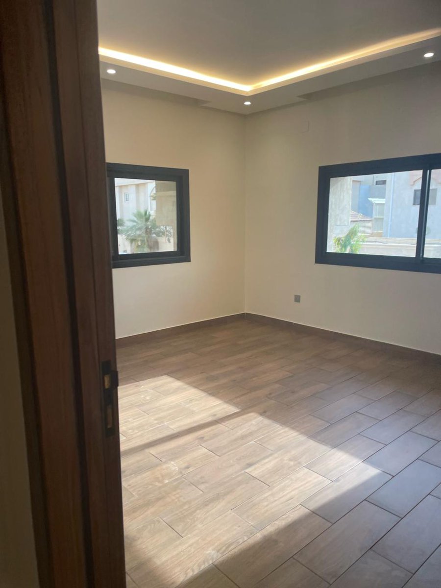 🏠عقارات فاخرة 🏠
للايجار فيلا بحي العليا
المساحة/300م
المواصفات /
دور ارضي استقبال  والعلوي ثلاث غرف نوم وحده ماستر وصاله والسطح غرفة خادمه وغسيل.
مكيفات بالكامل ومطبخ راكب مجددة بالكامل
0599448509-0568818509 
#عقارات_الرياض #فلل #للايجار #دوري_ابطال_اسيا #عقار #الرياض #العليا