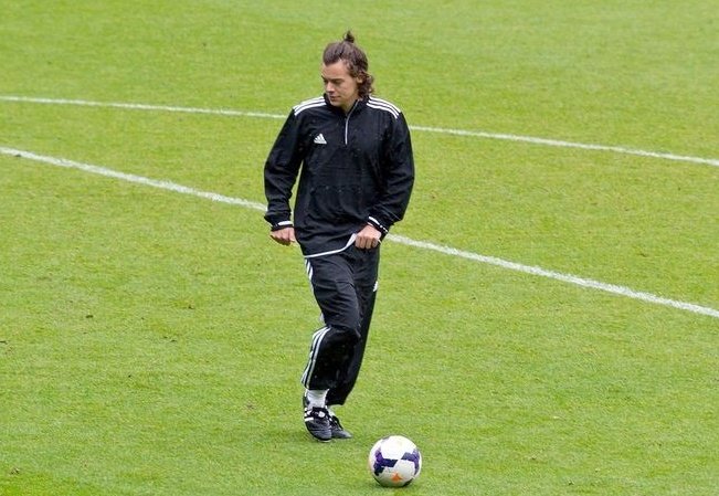 rxselouis's tweet photo. LARRY!SMAU  

Everybody wants to rule the world.

LT and HS only met each other on the field, standing across from each other, fighting for different teams. Until HS shows up in LT's hometown, wearing the teams jersey and the name 'Styles' on the back. Too bad that LT hates him. https://t.co/mxn8AjZkVz