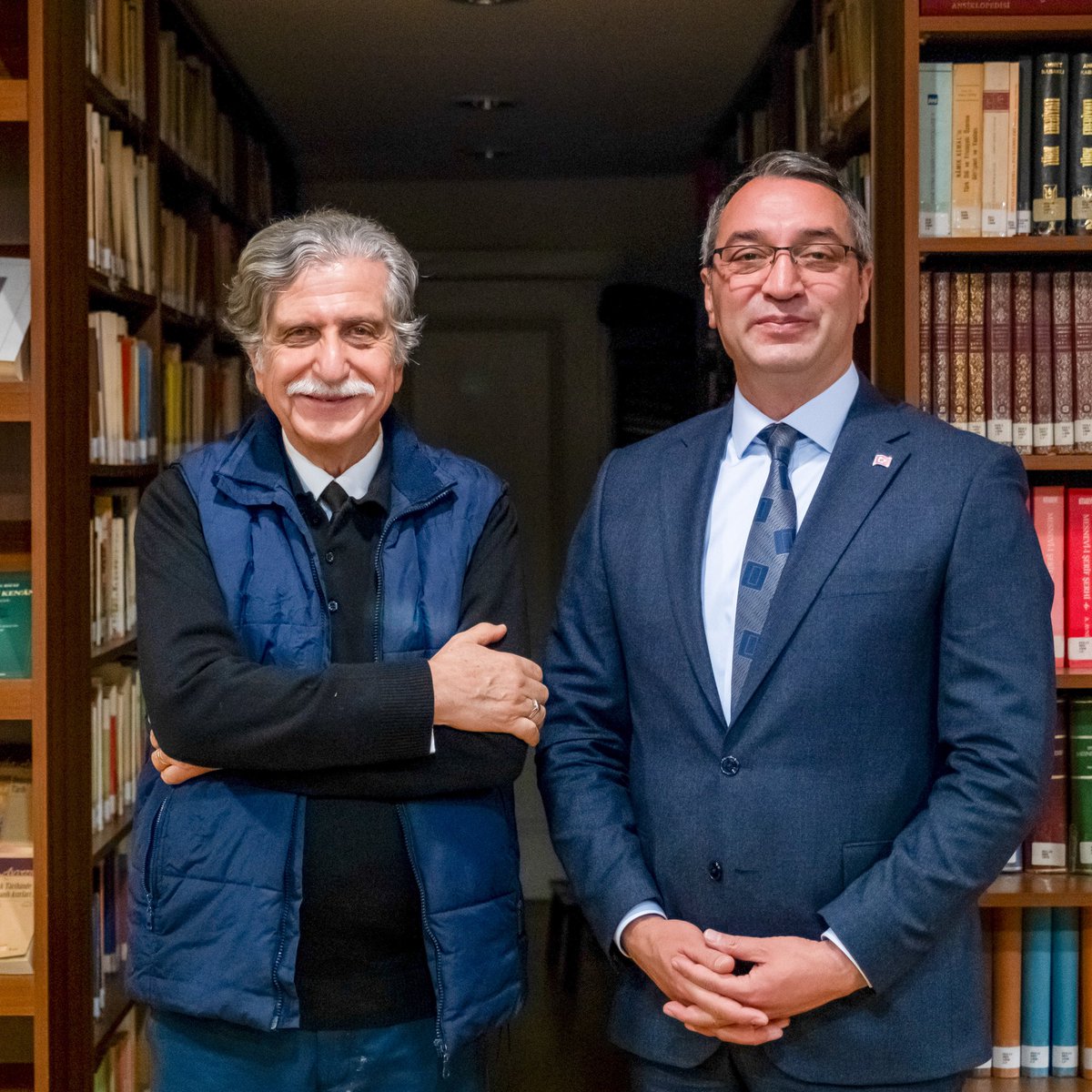 Bugün çok değerli hocam Kenan Gürsoy’u ziyaret ettim.

Fatih’in kültür hazinelerinden İstanbul’un tasavvuf kültürünün çok özel değeri Kenan Rifâî’nin ve Hatice Cenan Hanım’ın ömrünü geçirdiği evi ve dergâhında mihman olduk. 

Kenan hocamın gülen yüzü, dost sohbeti ile Cenan