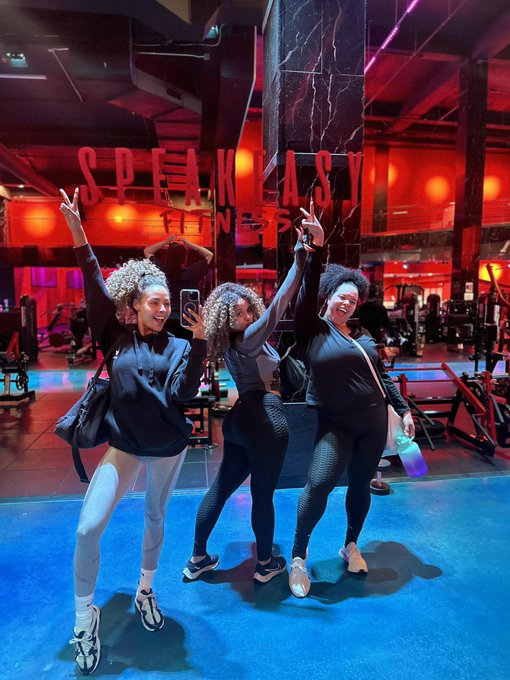 Friends that grow asses together stay together lol https://t.co/3EGhdSxsRB<a href="/tag/curlyhairexperts"class="tags"><span>#curlyhairexperts</span></a>