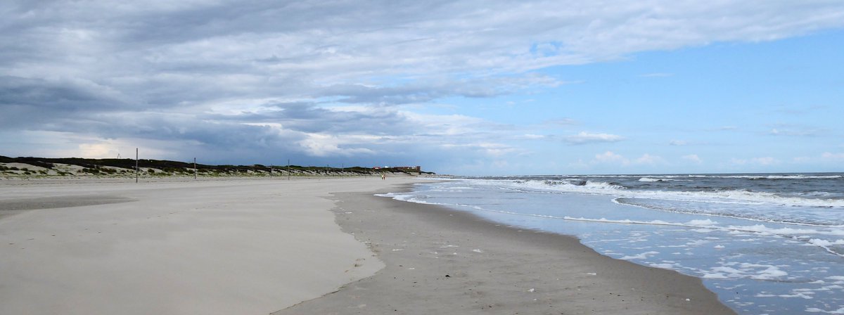 Another wonderfully specific Old English word: ȳðlāf, the stretch of shore left bare by a wave when it recedes, before another wave comes and reclaims it for the sea. From ȳþ ‘wave’ + lāf ‘relic’.