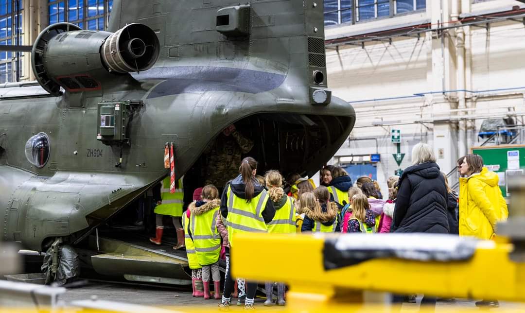 Last week, we invited the 1st Odiham Rainbows and Brownies to visit RAF Odiham to have a look around a Chinook, learn how our helicopters fly, and about all the different jobs it takes to get just one helicopter in to the air. @Girlguiding