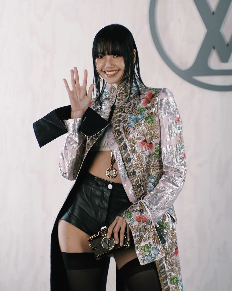 ELLEThailand's tweet photo. เซอร์ไพรส์! ลิซ่า ปรากฏตัวที่แฟชั่นโชว์ของ @LouisVuitton Fall/Winter 2024 ที่ปารีสแฟชั่นวีก ในลุคเสื้อโค้ตยาวผ้าทอแจ็กการ์ด จากคอลเล็กชั่น SS 2018 และกระเป๋ารูปทรงกล้องถ่ายรูปที่บวกกับท่าโพสของเธอแล้วดูน่ารักสุดๆ เลยล่ะ

#ELLEnews 
#LVFW24 #LouisVuitton 
#LISA #LISAxLVFW24 https://t.co/ayanYozpzc