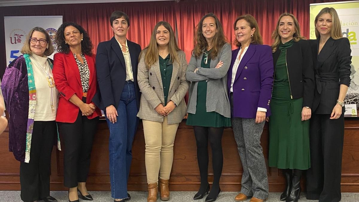 BidaFarma's tweet photo. Tarde de liderazgo y talento femenino en @fafarsevilla junto a grandes mujeres de la talla de María Álvarez de Sotomayor, Rosa Casado Mejía, @ReginaSalteras, @presiFedifar, @macarenapruiz, Sandra Flores, María Rojas Madero y Paula Castro.

#LiderazgoFemenino #8M #AhoraBidaFarma https://t.co/lkvICESFey