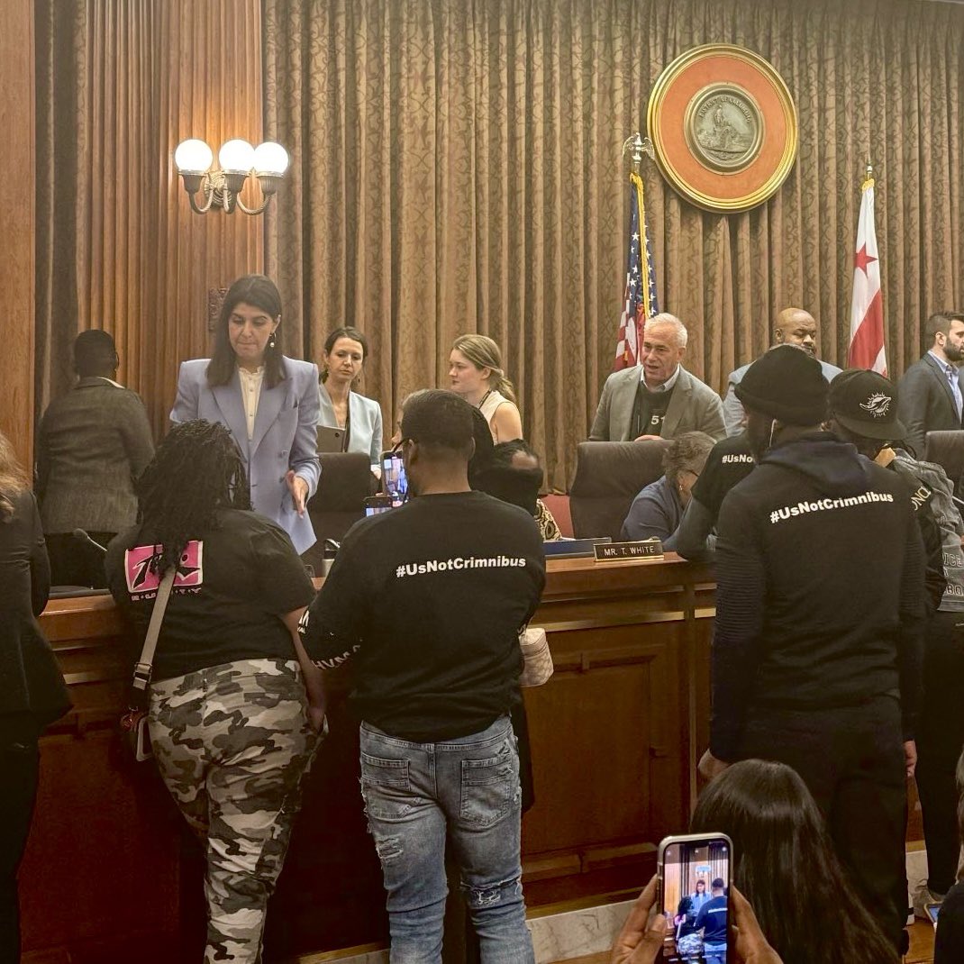 Defund_MPD's tweet image. We have PACKED the DC Council meeting room, hallways, and overflow room to STOP the hyper-racist and carceral #SecureDC (or crimnibus). #UsNotCrimnibus 🔥🚍
@ChmnMendelson @CMBrookePinto @MayorBowser @councilofdc