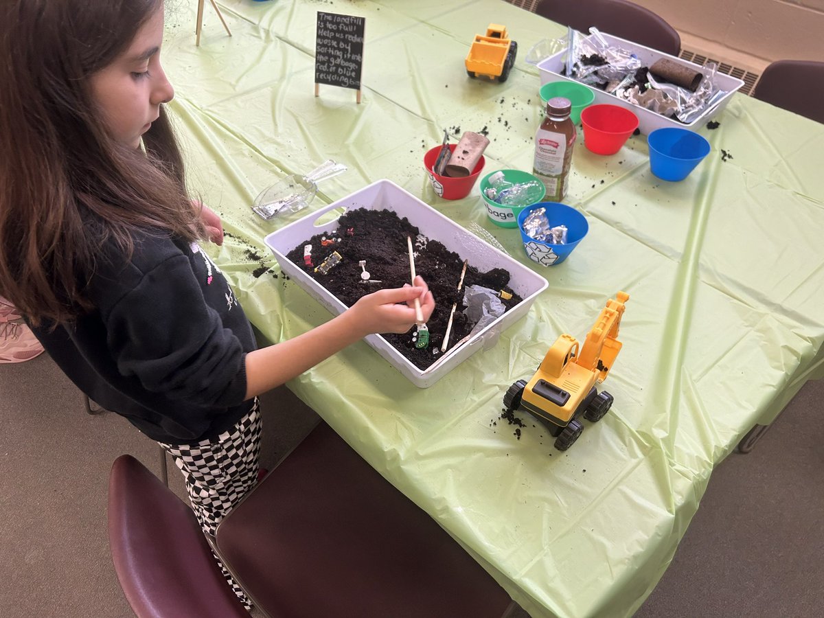 MsSanko123's tweet photo. Landfill sensory bin fun! 🚜♻️
Students looked through soil to find objects to sort into garbage, paper or plastic containers! This is a great activity to use to promote recycling and keeping our planet clean🌎 https://t.co/bV2RPZohRC