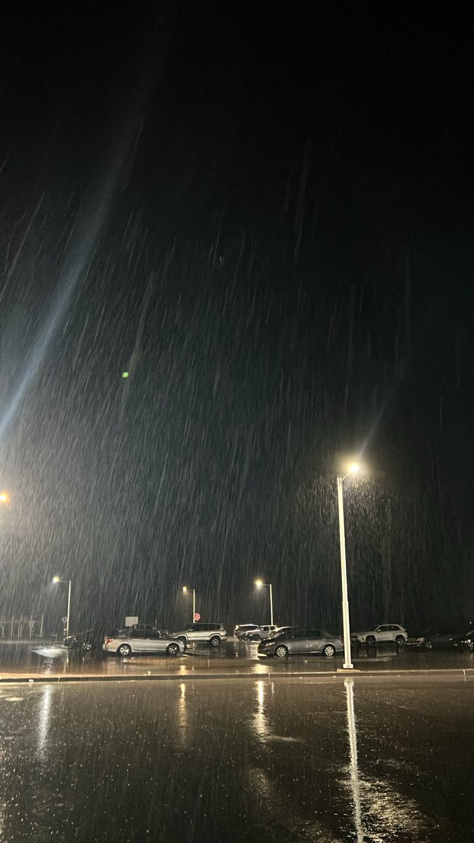 من يلوم الغيم لا غطى سمِاك
من حلاتك امتلِت ارضك مطر