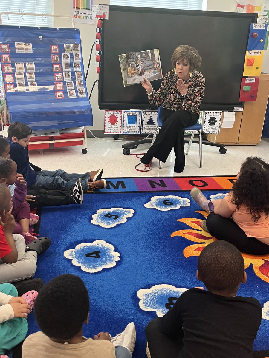 centralrocksrh's tweet photo. We had a very special guest reader at CCDC today! Thank you, ⁦@BarbaraFewell⁩ ⁦@RockHillSchools⁩ #GameChangers https://t.co/FFuu3NOnJ5