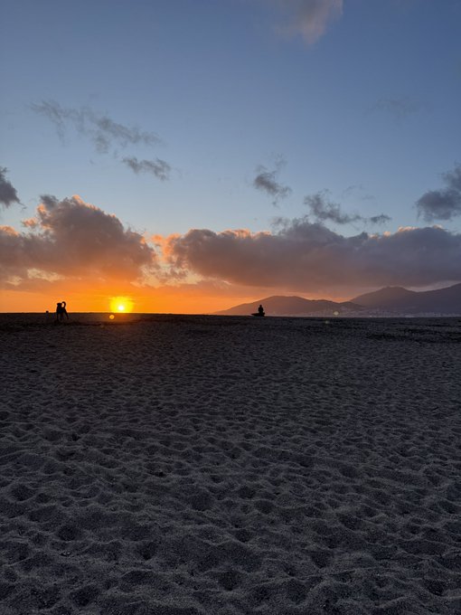 Les beaux jours reviennent on passe nos journ&eacute;es &agrave; la plage avec ma ch&eacute;rie @Chloe_Duval_off 😍❤️ https://t<a href="/tag/booty"class="tags"><span>#booty</span></a><a href="/tag/congestion"class="tags"><span>#congestion</span></a><a href="/tag/bootyonfire"class="tags"><span>#bootyonfire</span></a>