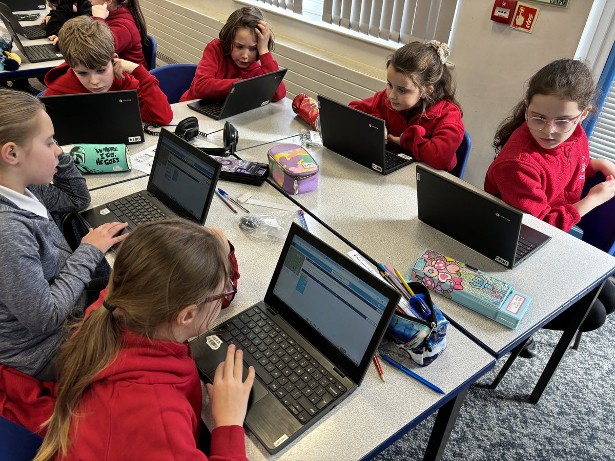 #DosbarthMarlas continued on their coding journey today on studio code! They had to programme and debug different blocks of code #YGTSAT #YGTACL