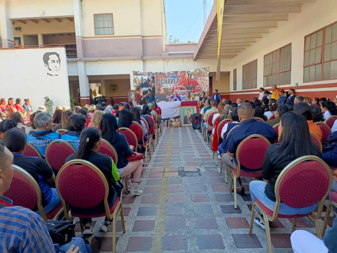 #EnFoTos📸 |  @minmujermerida  y sus entes adscritos asistieron a la  misa en conmemoración de los 11 años de la siembra del Comandante Hugo Chávez , la cual se realizó en el Batallón Justo Briceño municipio Libertador parroquia Milla. 

#AmorIrreductibleYEterno