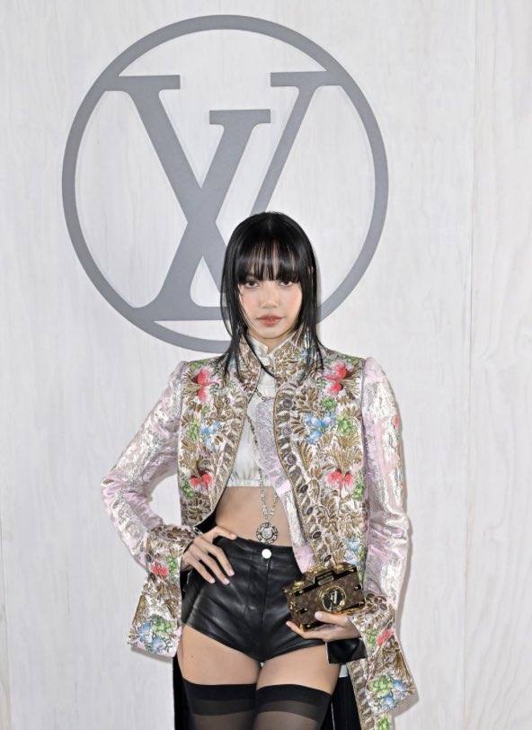 There's one thing for sure is that Lisa will always slay the getty images ✨

LISA X LOUIS VUITTON
#LISAxLVFW24  
#ParisFashionWeek
#LVFW24