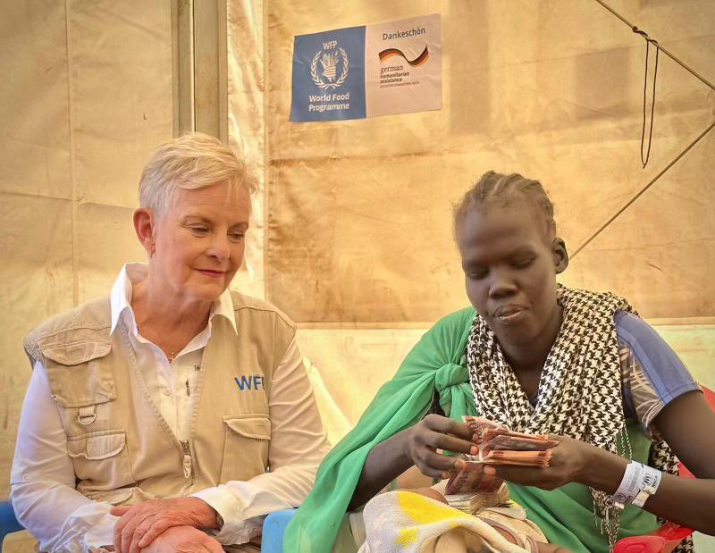In Renk, South Sudan, I’m meeting with mothers like Tereza who have just escaped the war in #Sudan with her children. Thanks to our German partners, @WFP provides families with cash assistance to buy food as soon as they cross the border.