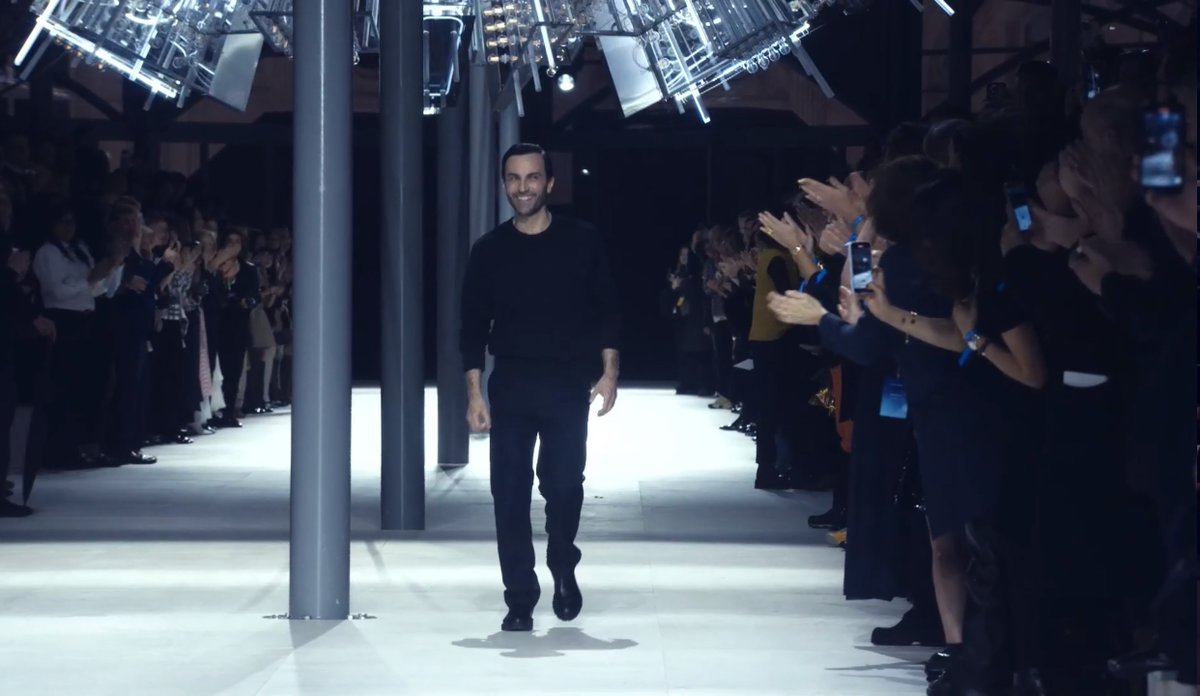 GroupeThebault's tweet image. 🤩 Trop fiers de voir notre TeboPin être l&apos;écrin privilégié de la Paris #FashionWeek : le défilé @LouisVuitton Femme Automne-Hiver 2024 de Nicolas Ghesquière, dans la Cour Carrée du Louvre.
👉 3500 m² de TeboFloor mis en scène par l&apos;agence Work-MP en planchers et décor du défilé!