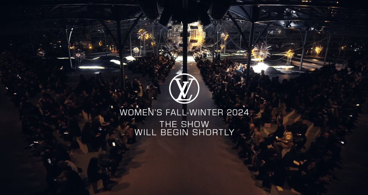 GroupeThebault's tweet image. 🤩 Trop fiers de voir notre TeboPin être l&apos;écrin privilégié de la Paris #FashionWeek : le défilé @LouisVuitton Femme Automne-Hiver 2024 de Nicolas Ghesquière, dans la Cour Carrée du Louvre.
👉 3500 m² de TeboFloor mis en scène par l&apos;agence Work-MP en planchers et décor du défilé!