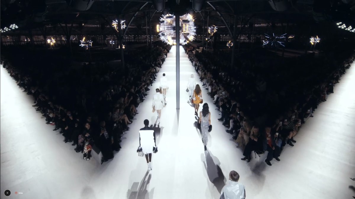 GroupeThebault's tweet image. 🤩 Trop fiers de voir notre TeboPin être l&apos;écrin privilégié de la Paris #FashionWeek : le défilé @LouisVuitton Femme Automne-Hiver 2024 de Nicolas Ghesquière, dans la Cour Carrée du Louvre.
👉 3500 m² de TeboFloor mis en scène par l&apos;agence Work-MP en planchers et décor du défilé!
