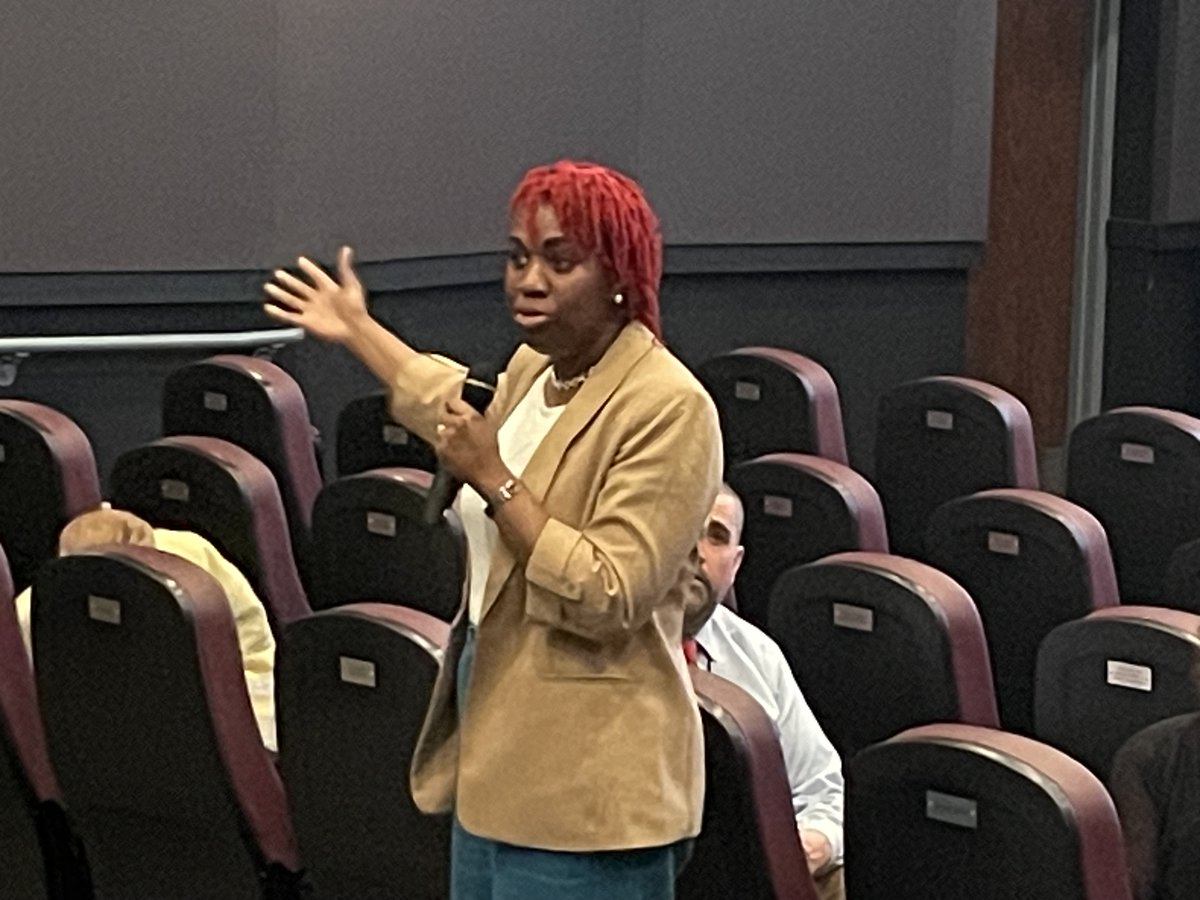 Today we screened #TOPOWA! for North Hills HS & welcomed special guest Feyisola Alabi Akintola, who immigrated from #Nigeria in the early 2000's, to lead a discussion after the📽️. The📽️ & discussion offered new perspectives on #Africa. See this uplifting📽️! 👏