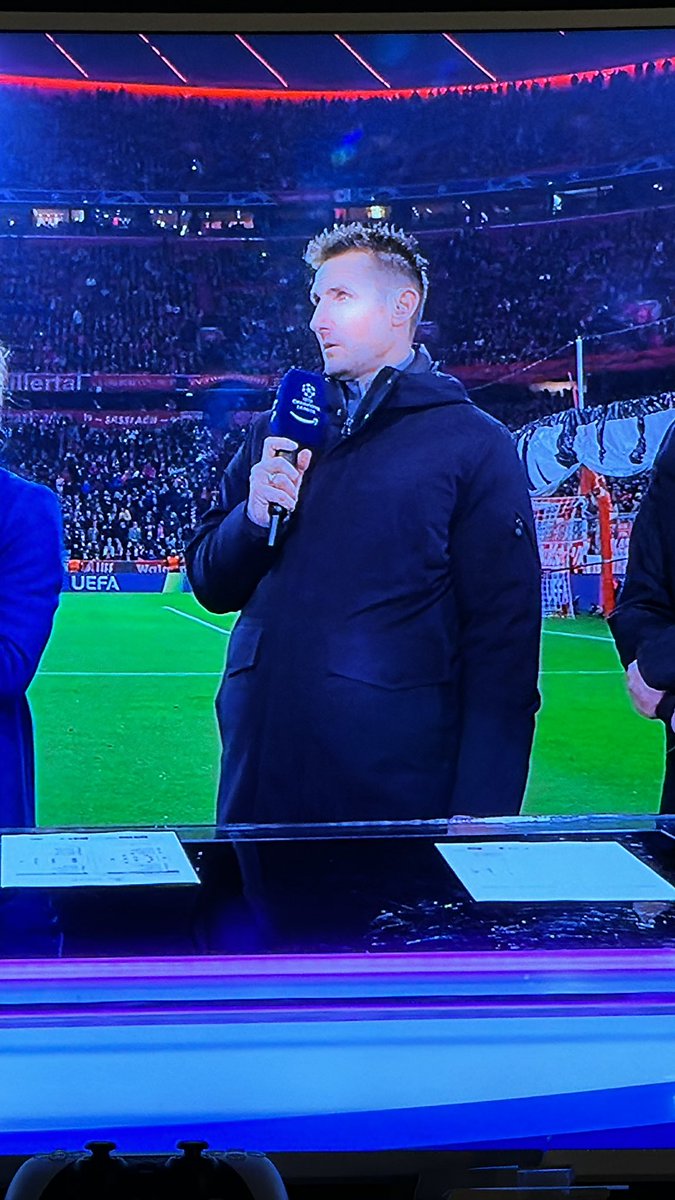 CryyRobin's tweet image. Warum schmuggelt Miro eigentlich eine Boje ? #FCBLAZ #UCL #PrimeVideo