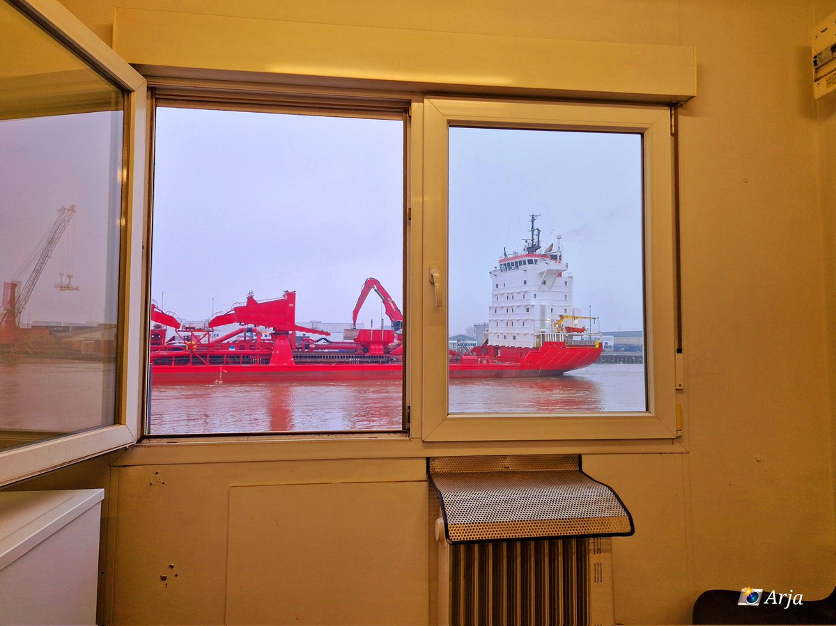 ArjaKastelein's tweet photo. Komende 3 weken staat de #schaftkeet aan het water... gelukkig heb ik pauzes en kan dan van het uitzicht genieten... Komt toch nèt de #YedPrior langs... ⚓️😊💪🙋‍♀️ https://t.co/pp3TRFOzbx