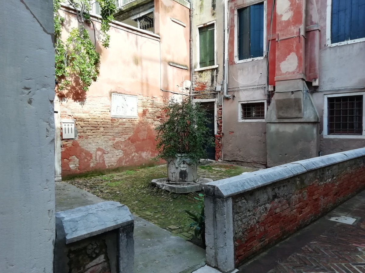 Corte di Sant'Andrea a San Luca. #Venezia #Venice #Veneto #venecia #venedig #architecture #scultura #arte #VenicePhotography #campielliveneziani