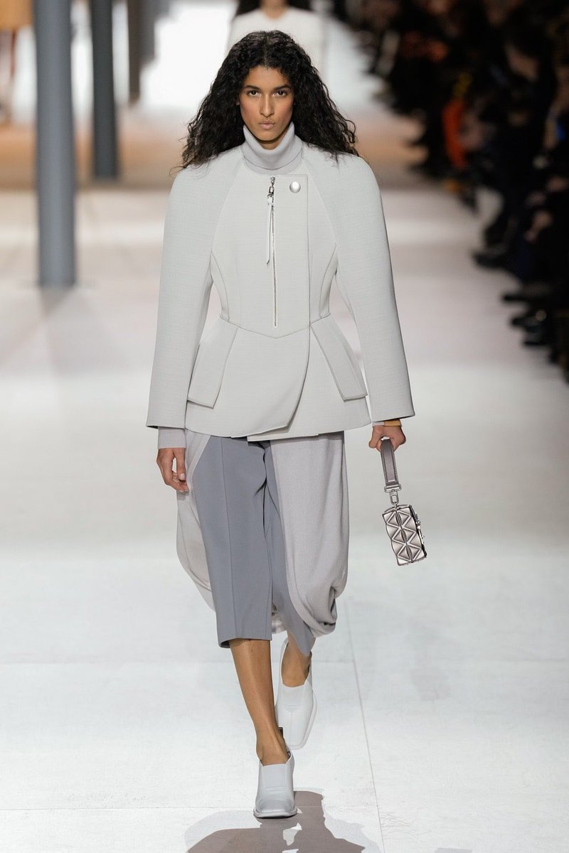 TooUnispired's tweet photo. The tailored pieces at LV!! That’s what makes Nicholas Ghesquiere a genius, his construction! Deserved ovation for these 3 looks alone! 

#LouisVuitton #PFW2024 https://t.co/FLLJIyzoY5