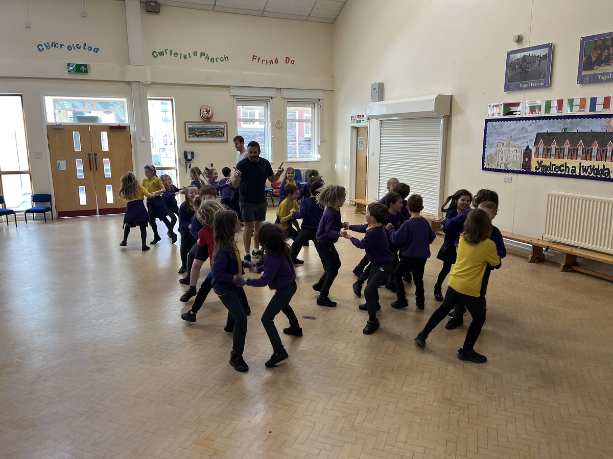 Pencae2's tweet photo. Bl.3 wrth eu boddau yn y twmpath dawns bore ma. / Year 3 enjoyed a folk dancing session this morning. Diolch @Twudur https://t.co/ViCkRZFyvy