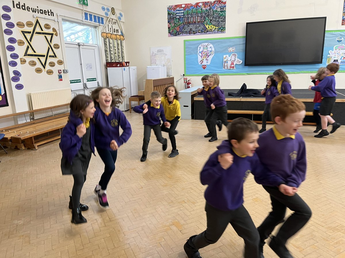 Pencae2's tweet photo. Bl.3 wrth eu boddau yn y twmpath dawns bore ma. / Year 3 enjoyed a folk dancing session this morning. Diolch @Twudur https://t.co/ViCkRZFyvy