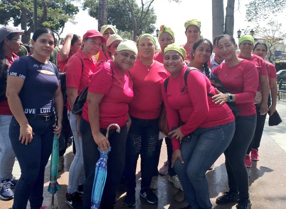 Cnae1Anzoategui's tweet photo. #Anzoátegui | Desde el municipio #Freites la inspectora de la CNAE y las cocineras de la patria participaron en una caminata que se realizó en conmemoración a los 11 años de siembra del cmdte eterno, Hugo Chávez Frías.
@NicolasMaduro
@_LaAvanzadora
#AmorIrreductibleYEterno https://t.co/4YnDagtq1R