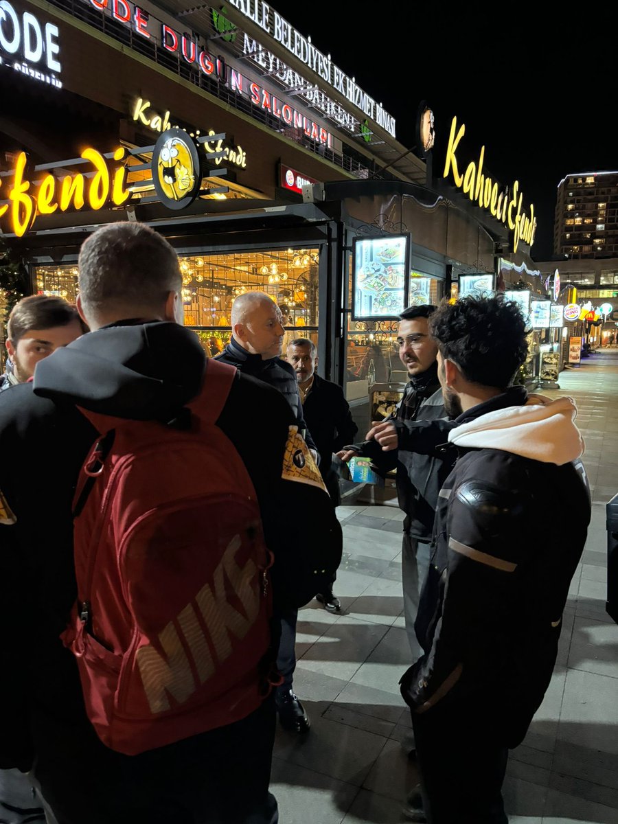 Kurye kardeşlerimin taleplerini dinledim. 

1 Nisan’dan sonra Yenimahalle’de kurye kardeşlerim park sorunu yaşamayacak. 

Ayrıca yapacağımız; içinde duştan tuvalete, hatta sıcak çorba ve çaya kadar tüm ihtiyaçlarının olduğu kurye dinlenme evlerini, günün 24 saati