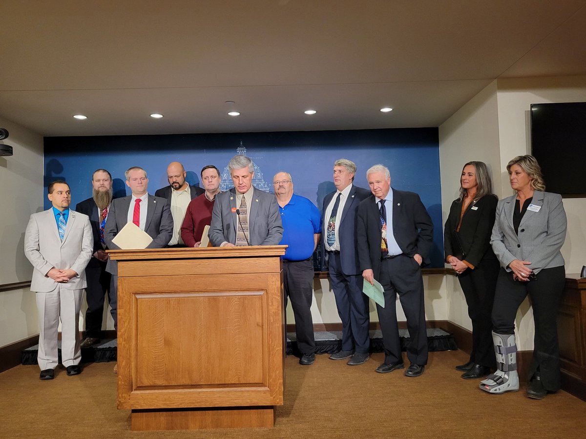 'Deliberately disenfranchised' MNans is how @SteveDraz describes the process that created Minnesota's new state flag & seal. Lawmakers promote a bill to correct the seal & allow voters to weigh in on the flag. WATCH: youtube.com/live/q7nKxklLJ… #mnleg
