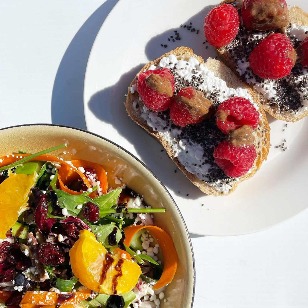 EssentialBaking's tweet image. Check out this delicious spread from Jenni-Lee at @jenliveshealthy on Instagram! 😍

She topped our Sourdough bread with organic cottage cheese from @goodculturefood and pecan butter from @georgiagrinders. Yummm!🤤

#sourdough #sourdoughbread #bestbread #organicbread #organicfood