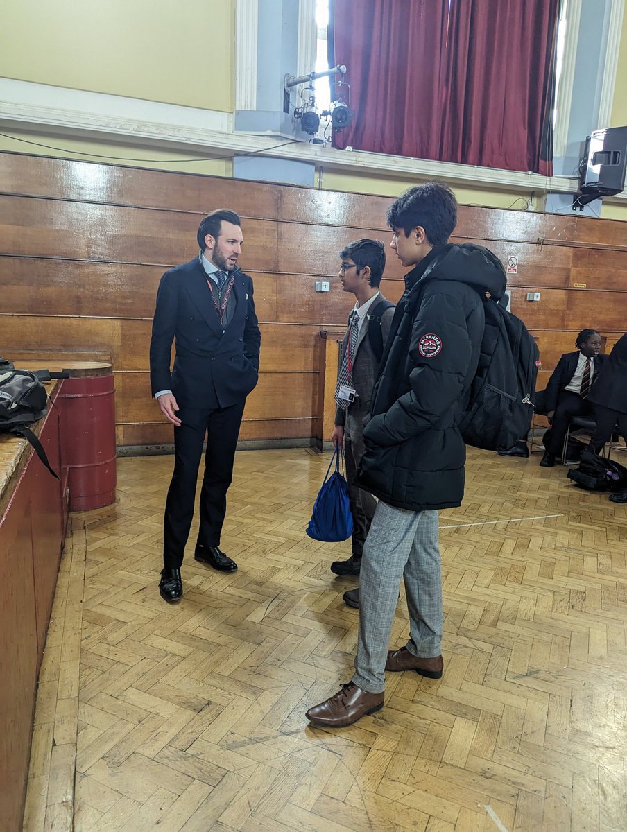 IsleworthCEIAG's tweet photo. Huge thanks to ex Isleworth &amp; Syon student Dave Burns of Burns Wealth Planning who came into school today to talk about his career journey and careers in finance. His honest and insightful talk really struck a chord with our students. #NCW2024 #NCW24 https://t.co/E3DNuhfQVa