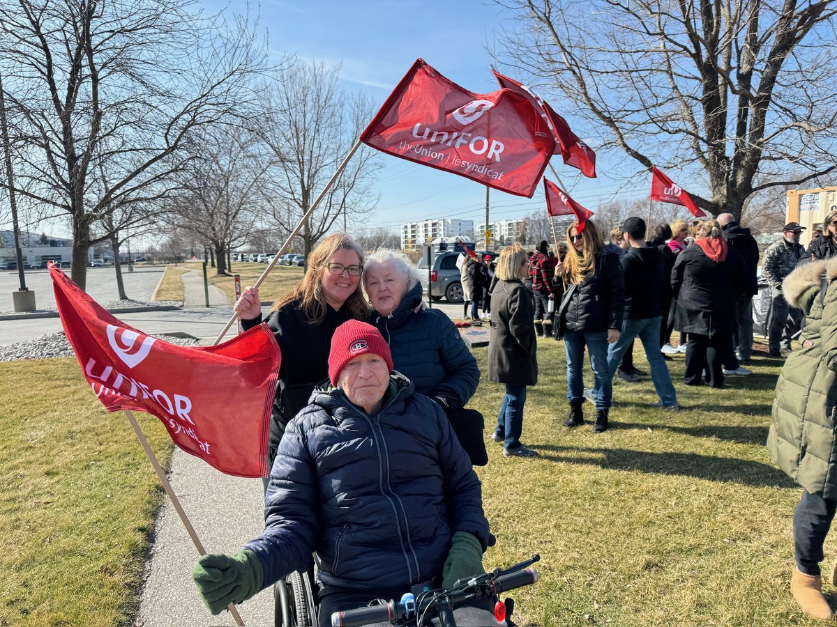 Families and friends of striking @GreenShieldCo workers in Windsor came to support them on the picket line. The 600+ members at Locals 270 and 673 (Toronto) have been on strike since Friday, fighting for a fair wage increase, job security and outsourcing. #canlab