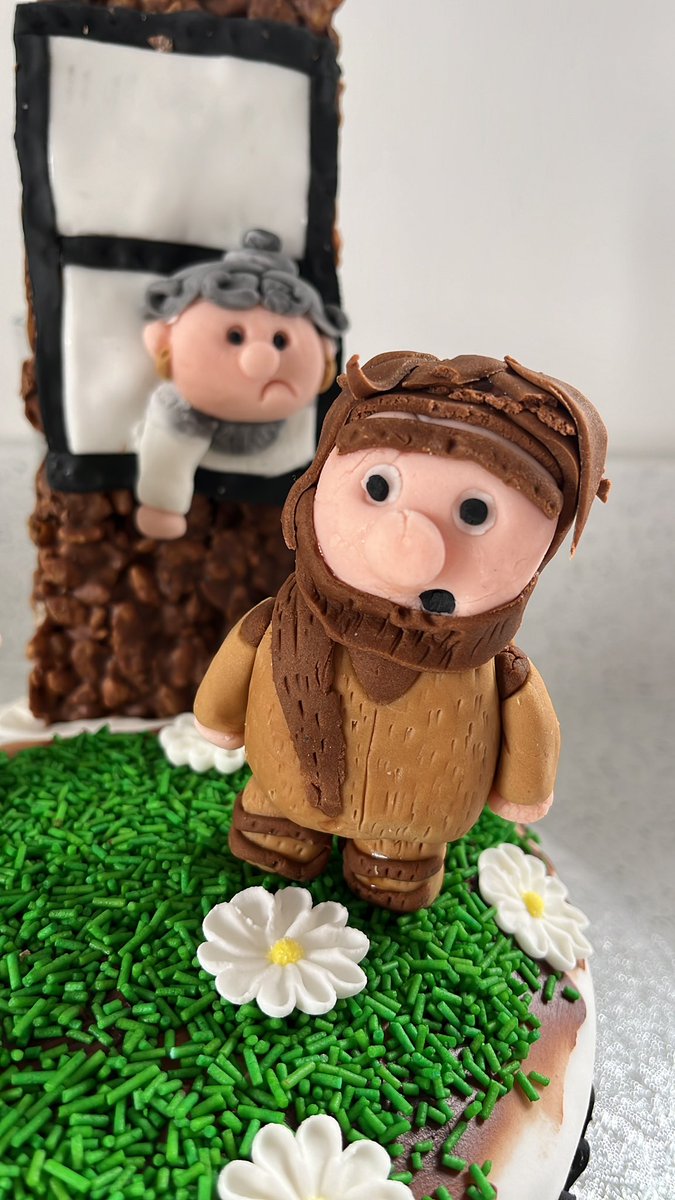sarah_buttifant's tweet photo. When your daughter requests a Ghosts birthday cake. Think I did well. π Evie whoβs 15 today loves it. @MarthaHD @benwillbond @Lazbotron. #bbcghosts #birthdaycake #westhorsleyplace #offthelawn https://t.co/dhcdThU2z0
