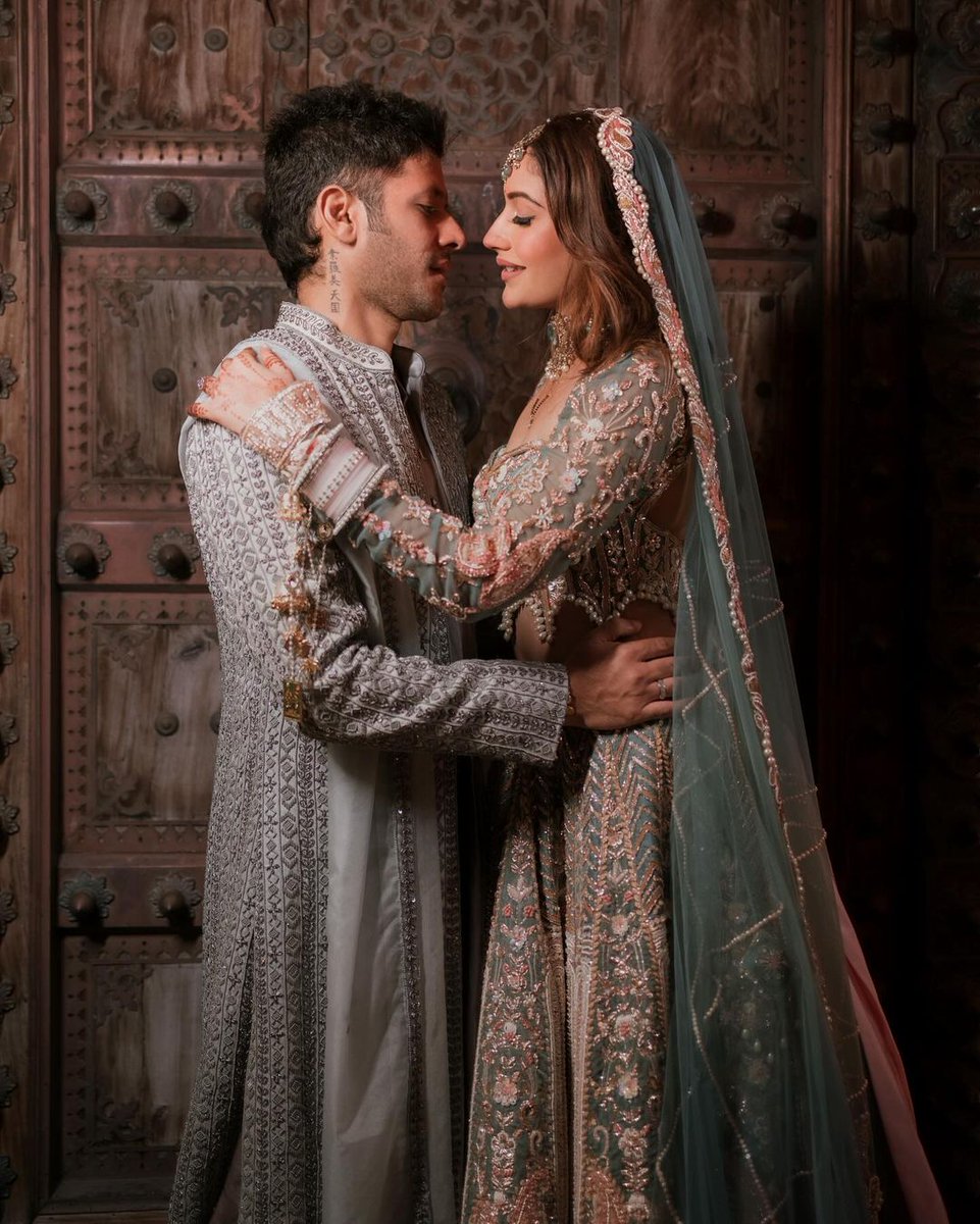Love her lehenga, jewelry n infact the entire look. She looks stunning. Something different in recent times yet so gorgeous.

Congratulations u both. 💚

#SurbhiChandna