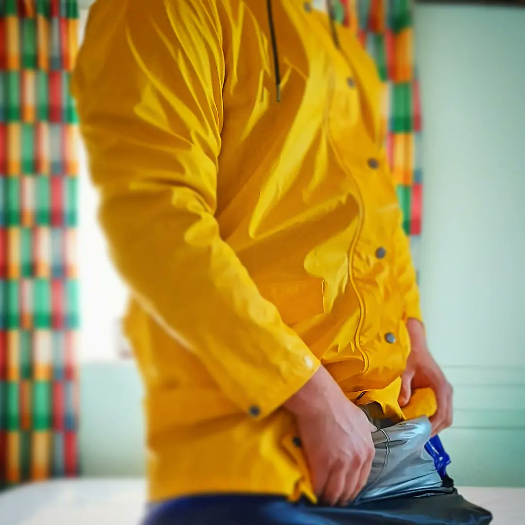 Had me some afternoon fun 💛🖤 Nothing like switching to pvc and heavy rainwear after running with my pvc sauna suit under my workout clothes 🥵💦