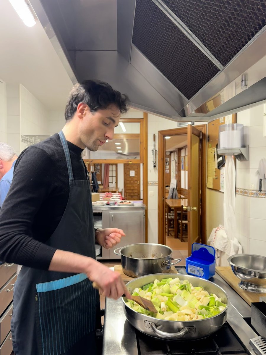 UgaitzCrespo's tweet photo. Sociedades vascas y vascos. 

Vascos y sociedades vascas.👨🏻‍🍳 https://t.co/VlGrUUL52U