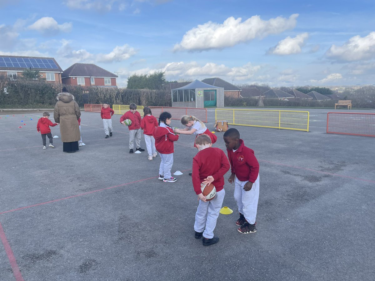 Year 2 were showcasing their fantastic basketball skills this afternoon with Mr Raynor from @SpringwellPE 🏀. They impressed him so much he’s going to set them a tricky challenge next week! #JoeysPE @stjs_staveley